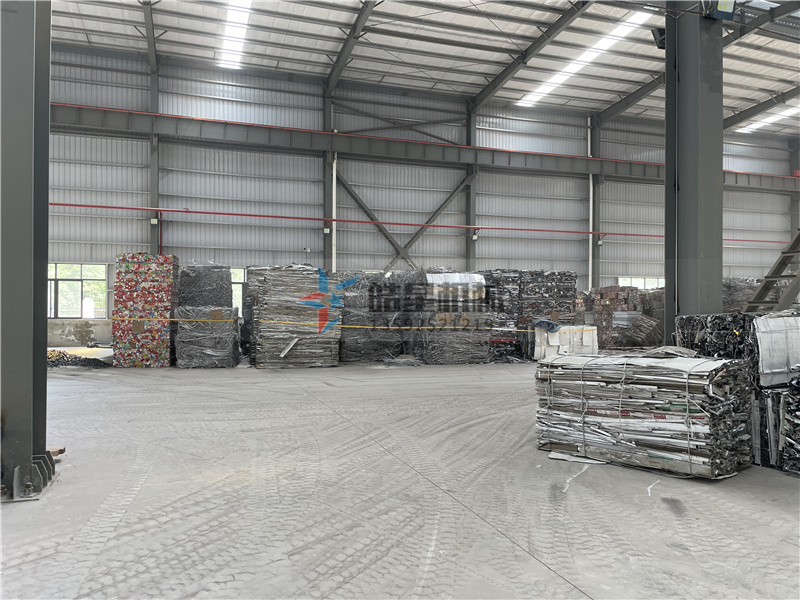 <a href='http://m.thwlps.com.cn/1/54.html' target='_blank'><span>廢鋁粉碎機(jī)</span></a>作業(yè)現(xiàn)場