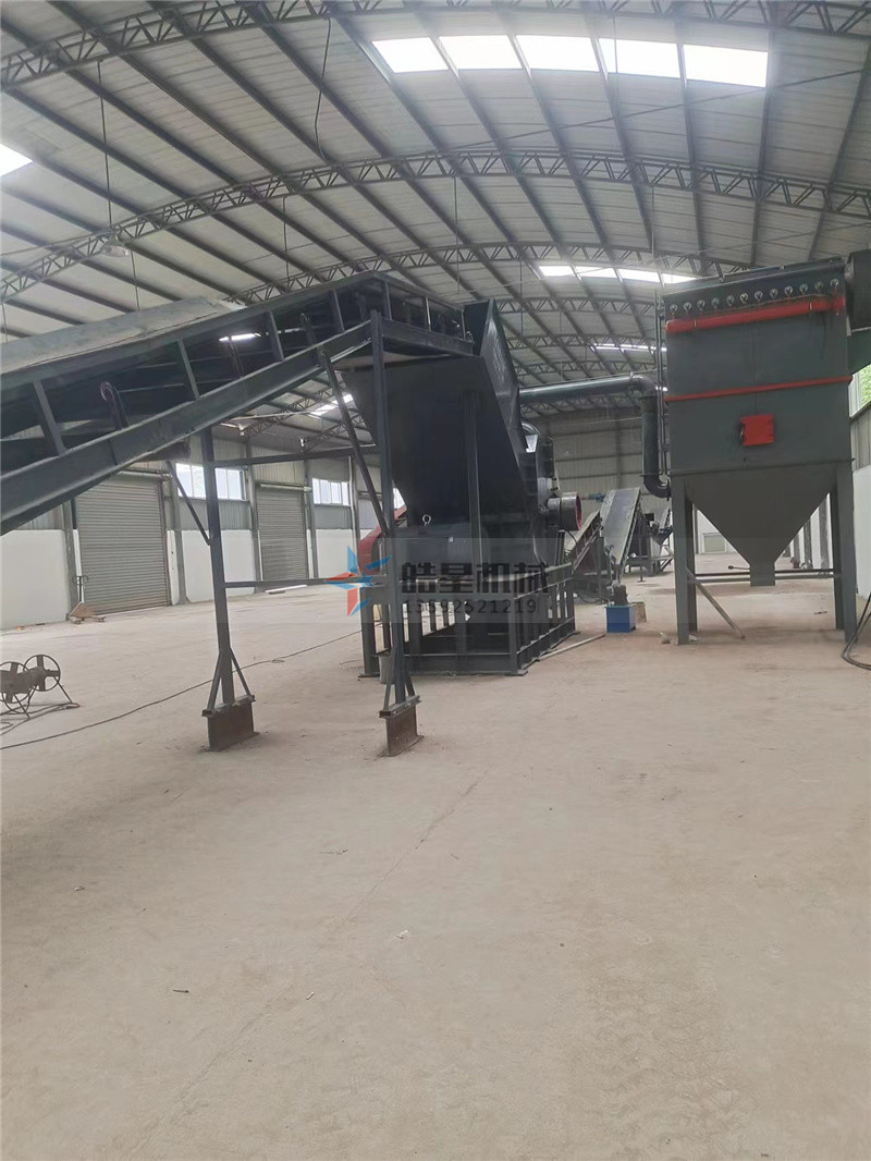 西寧客戶金屬粉碎機廢鋁破碎機設備生產現場